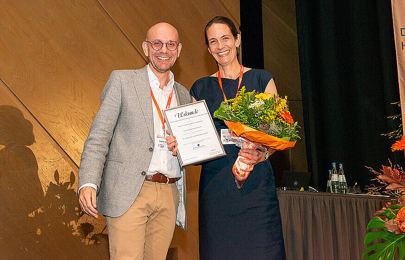 Prof. Dr. Bastian Schilling und Preisträgerin Prof. Dr. Elisabeth Livingstone.